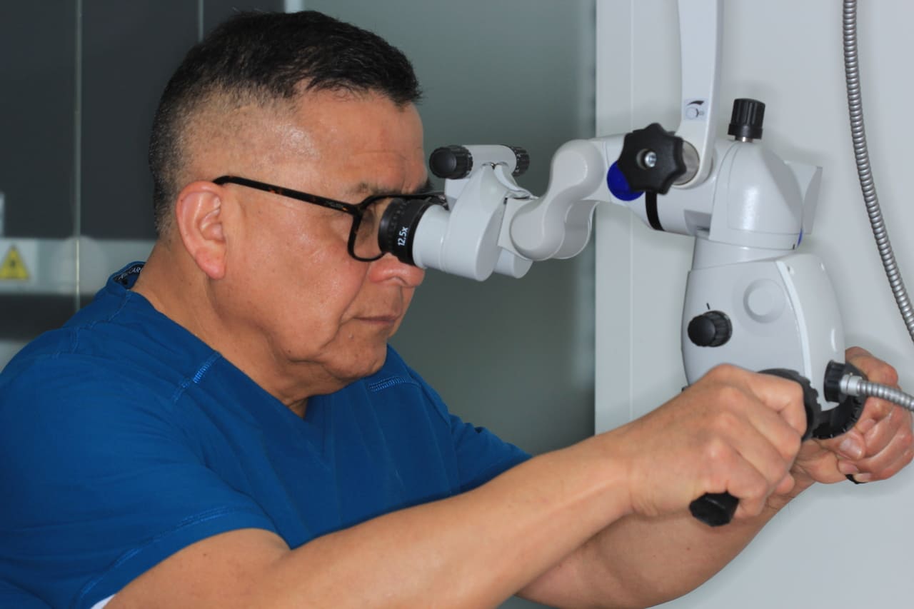 angel bueno dentista en consulta