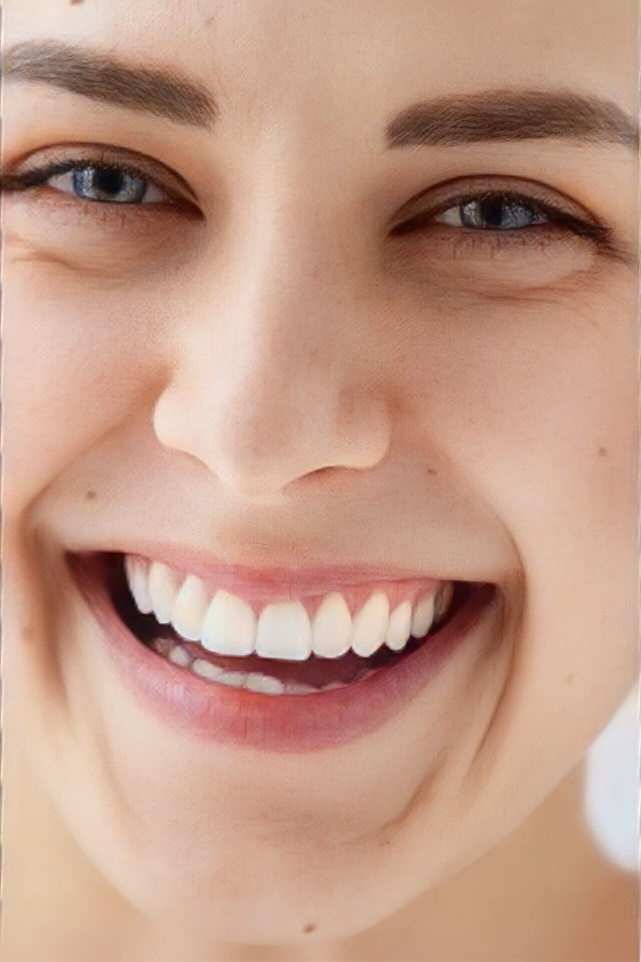 chica sonriendo a camara sonrisa blanca