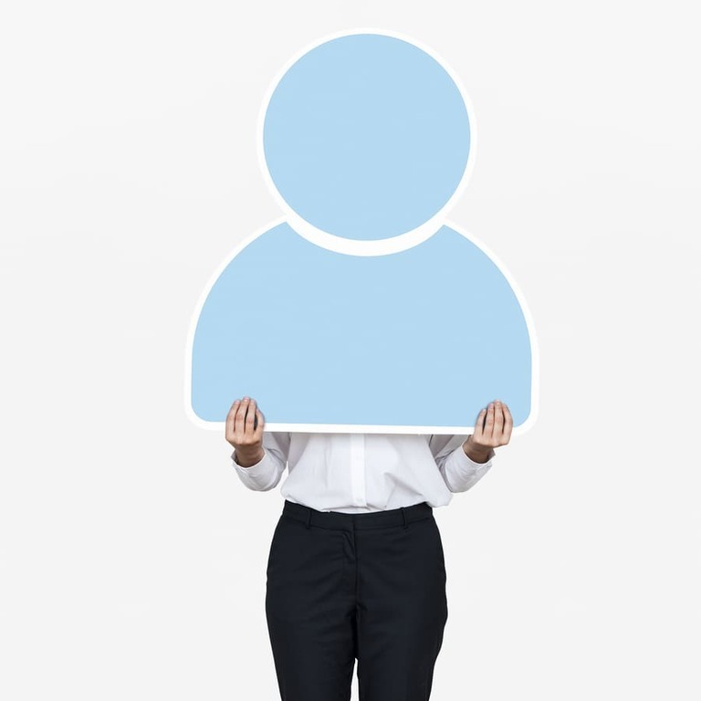 mujer sujetando icono azul user